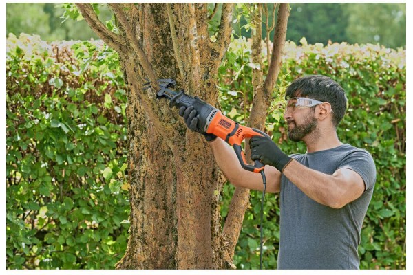 Пила шабельна мережева BLACK+DECKER BES301