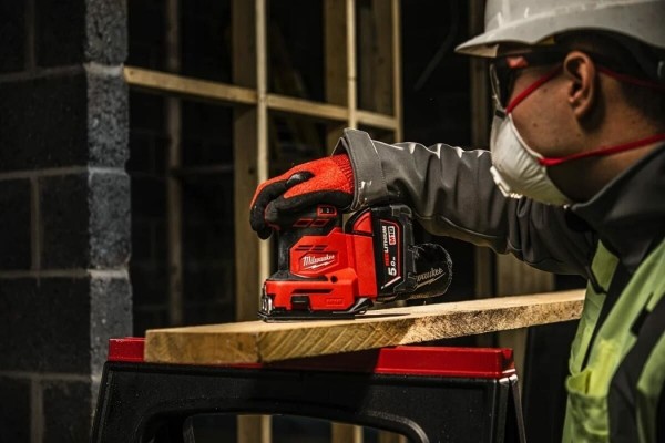 Акумуляторна стрічкова шліфувальна машина Milwaukee M18 BQSS-0 (4933479966) (без АКБ та ЗП)