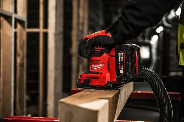 Акумуляторна стрічкова шліфувальна машина Milwaukee M18 BQSS-0 (4933479966) (без АКБ та ЗП)