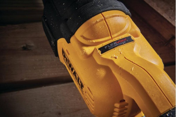 Пила шабельна акумуляторна DeWALT DCS386T1