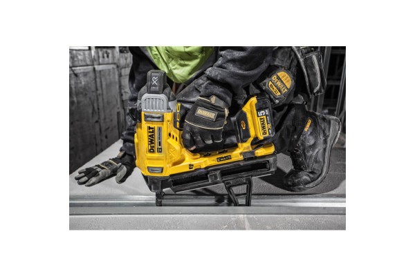 Пістолет цвяхозабивний по бетону акумуляторний безщітковий DeWALT DCN890N