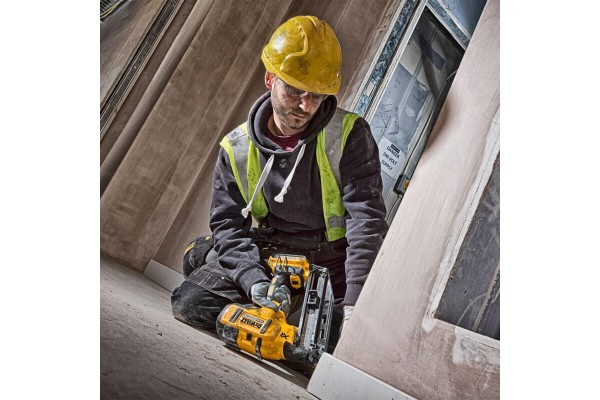 Пістолет цвяхозабивний акумуляторний безщітковий DeWALT DCN660NT