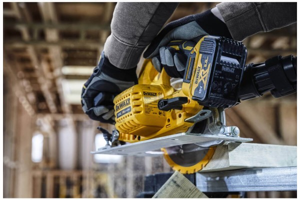 Пила дискова акумуляторна DeWALT DCS570P2