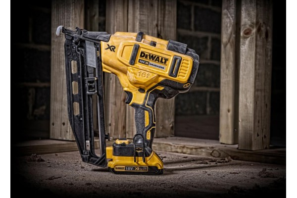 Пістолет цвяхозабивний акумуляторний безщітковий DeWALT DCN662N