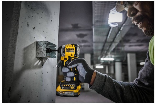 Набір з двох інструментів безщіткових DeWALT DCK2051H2T