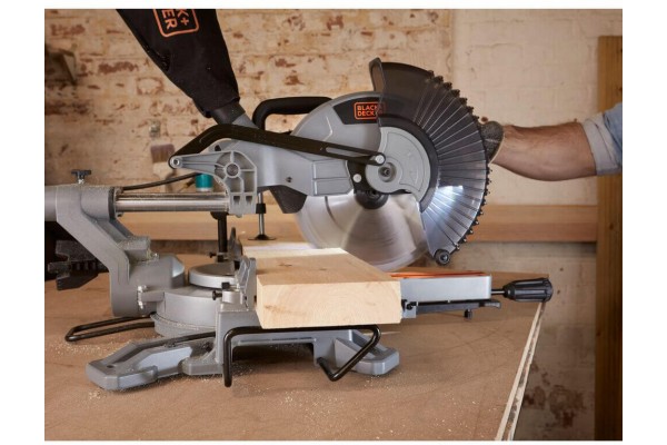 Пила торцювальна мережева BLACK+DECKER BES710