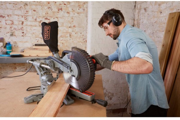 Пила торцювальна мережева BLACK+DECKER BES710