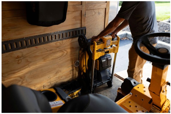Газонокосарка акумуляторна самохідна безщіткова DeWALT DCMWSP156W2