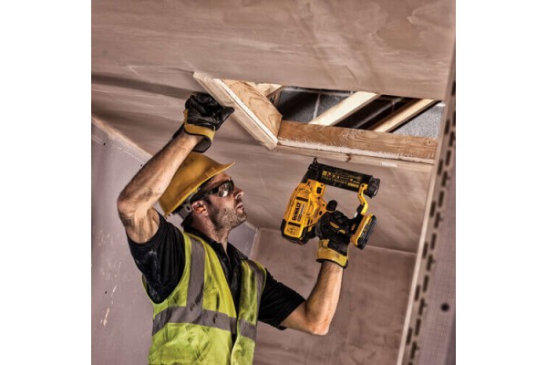 Пістолет цвяхозабивний акумуляторний безщітковий DeWALT DCN680NT