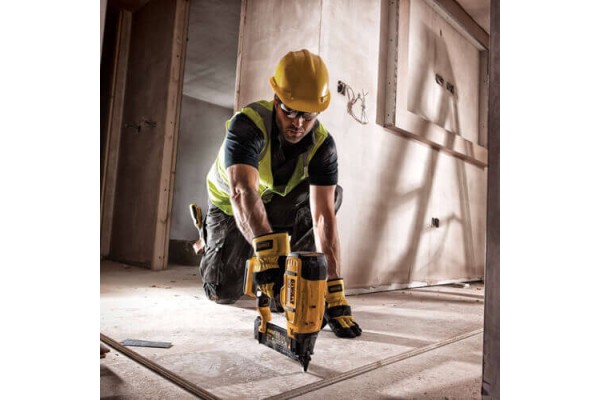 Пістолет цвяхозабивний акумуляторний безщітковий DeWALT DCN680NT