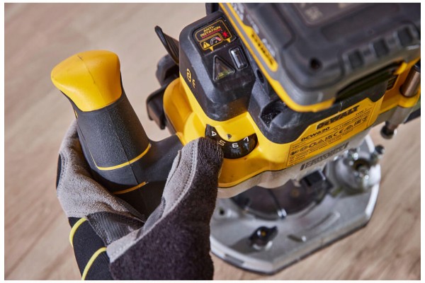 Фрезер акумуляторний безщітковий DeWALT DCW620NT