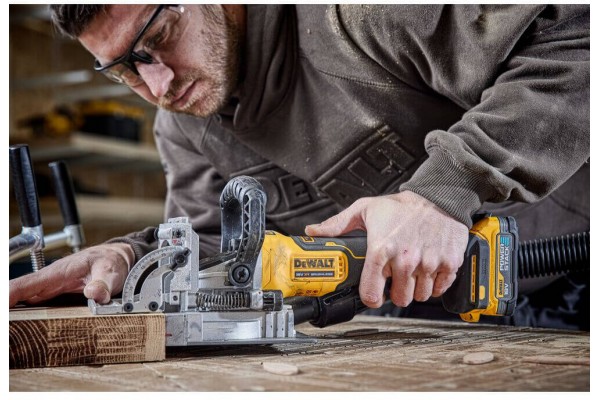 Фрезер акумуляторний безщітковий DeWALT DCW682NT