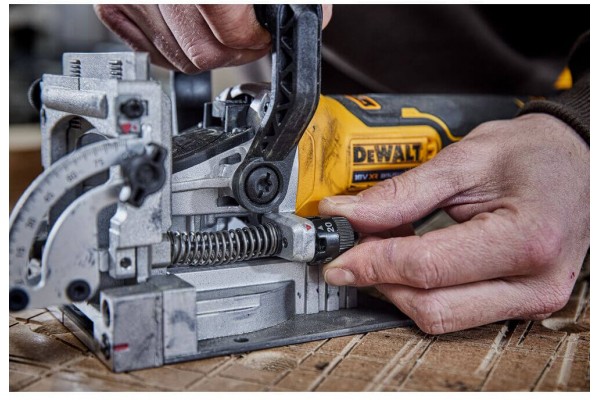 Фрезер акумуляторний безщітковий DeWALT DCW682NT