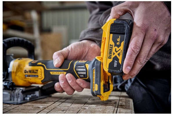 Фрезер акумуляторний безщітковий DeWALT DCW682NT