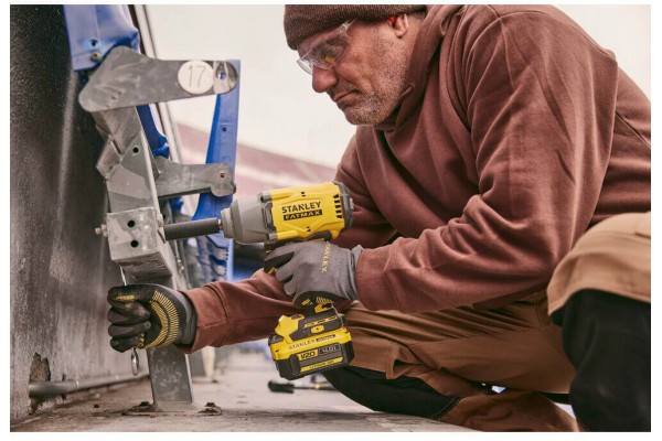 Гайковерт ударний акумуляторний STANLEY FATMAX SFMCF940M1