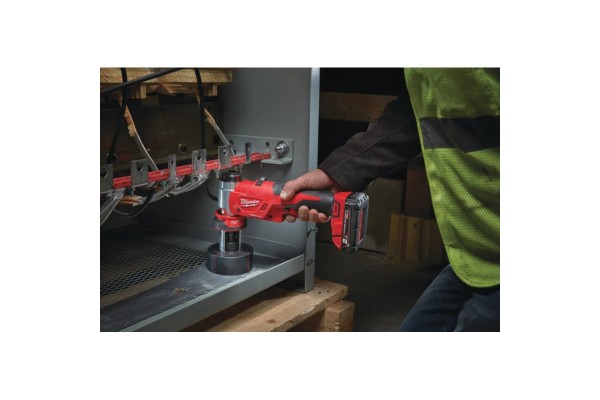 Акумуляторний гідравлічний пробійник MILWAUKEE M18 HKP-201CA (+ заряд.пристрій, 1 акум., 2 шпильки. Конектор, кульова тяга, адап
