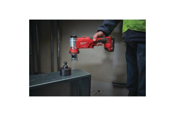 Акумуляторний гідравлічний пробійник MILWAUKEE M18 HKP-201CA (+ заряд.пристрій, 1 акум., 2 шпильки. Конектор, кульова тяга, адап