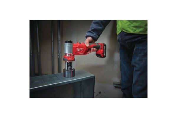 Акумуляторний гідравлічний пробійник MILWAUKEE M18 HKP-201CA (+ заряд.пристрій, 1 акум., 2 шпильки. Конектор, кульова тяга, адап