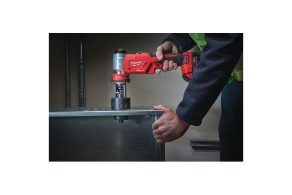 Акумуляторний гідравлічний пробійник MILWAUKEE M18 HKP-201CA (+ заряд.пристрій, 1 акум., 2 шпильки. Конектор, кульова тяга, адап