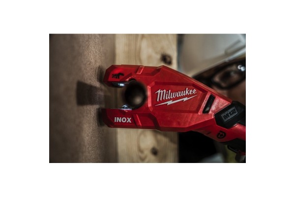 Акумуляторний труборіз по неіржав. сталі MILWAUKEE M12PCSS-202C (+2 акумулятори, зарядний пристрій, HD кейс)
