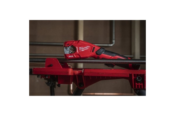 Акумуляторний труборіз по неіржав. сталі MILWAUKEE M12PCSS-202C (+2 акумулятори, зарядний пристрій, HD кейс)