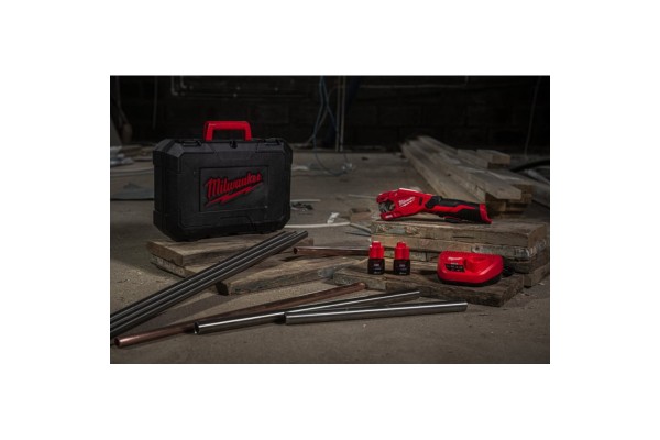 Акумуляторний труборіз по неіржав. сталі MILWAUKEE M12PCSS-202C (+2 акумулятори, зарядний пристрій, HD кейс)