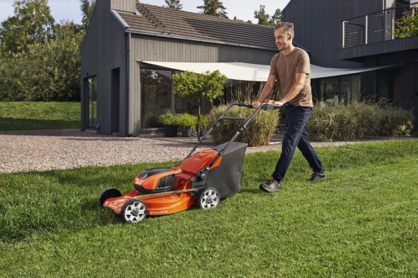 Акумуляторна газонокосарка Husqvarna LC 142iS (9705419-01) (без АКБ та ЗП)