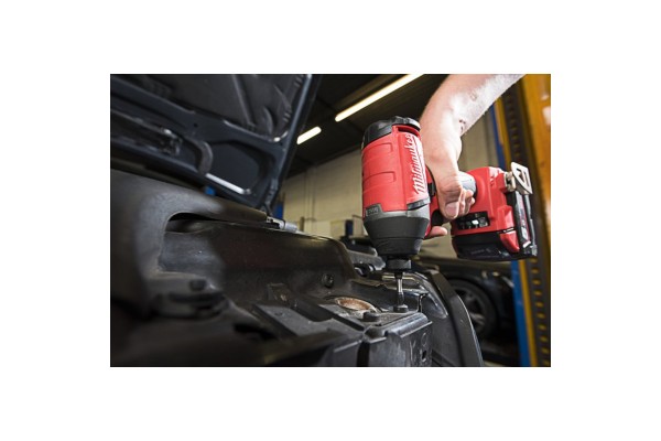 Винтоверт аккумуляторный гідравлічний 1/4'' HEX MILWAUKEE, M18 FUEL FQID-502X, 50Нм (+ заряд. устройство, 2 аккум.Х 5Ач, кейс)