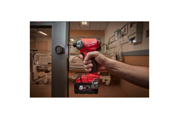 Винтоверт аккумуляторный гідравлічний 1/4'' HEX MILWAUKEE, M18 FUEL FQID-502X, 50Нм (+ заряд. устройство, 2 аккум.Х 5Ач, кейс)